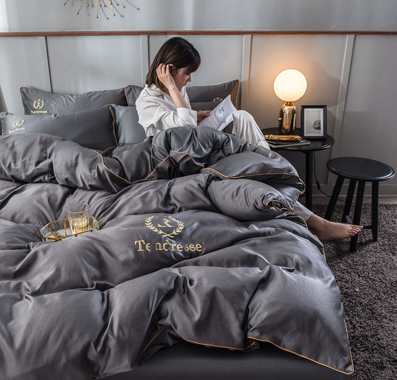 Amazon｜レッドサテンダブル布団カバー,枕,シルク刺繍寝具セット